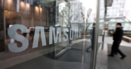 삼성일가가 고(故) 이건희 삼성전자 회장 유산에 대한 상속세 12조원을 마련하기 위해 은행 신용대출을 받기로 했다. <연합뉴스>